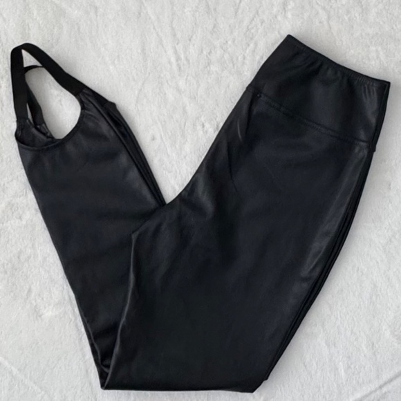 NWOT WeWoreWhat Vegan Leather Stirrup Legging Black Size M - Picture 2 of 16